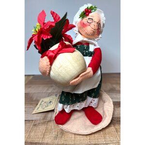 Annalee 1993 Christmas Mrs. Claus Doll Poinsettia & Basket Of Flowers 10" 5032
